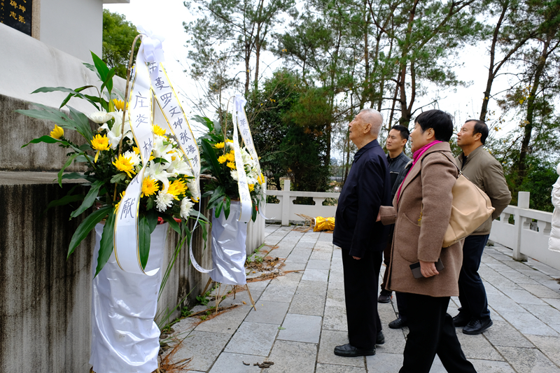 回到桂林考察,前往他曾经学习,革命和战斗过的故地,祭奠革命烈士,开展